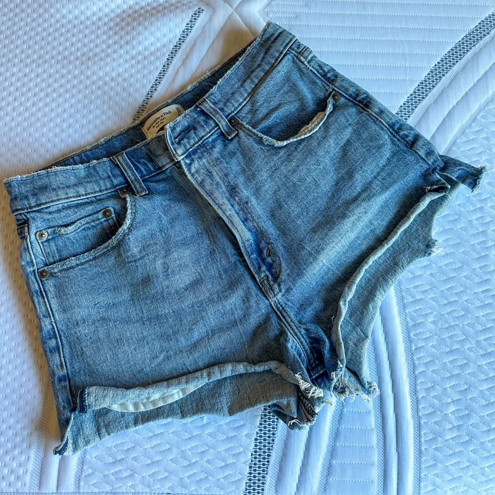 Abercrombie & Fitch Hugh Rise Mom Short 2.5” Inseam